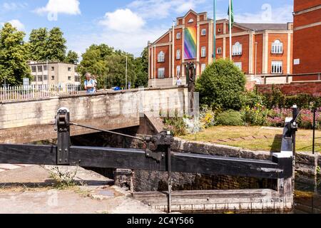 Lion House uno degli uffici del fornitore di energia verde Ecotricity di Wallbridge Upper Lock sul canale Thames Severn, Stroud, Gloucestershire UK. Foto Stock