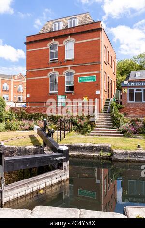 Wallbridge Upper Lock sul canale Thames Severn (gestito dal Cotswolds Canal Trust) a Wallbridge, Stroud, Gloucestershire UK Foto Stock