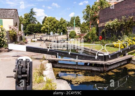 Wallbridge Upper Lock sul canale Thames Severn (gestito dal Cotswolds Canal Trust) a Wallbridge, Stroud, Gloucestershire UK Foto Stock