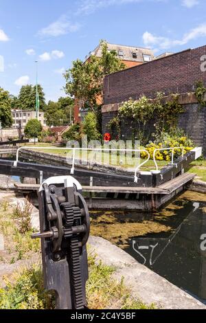 Wallbridge Upper Lock sul canale Thames Severn (gestito dal Cotswolds Canal Trust) a Wallbridge, Stroud, Gloucestershire UK Foto Stock