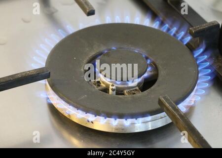 Due anelli blu di fuoco su un moderno piano cottura a gas. Pronto per iniziare a cucinare e a wokking Foto Stock