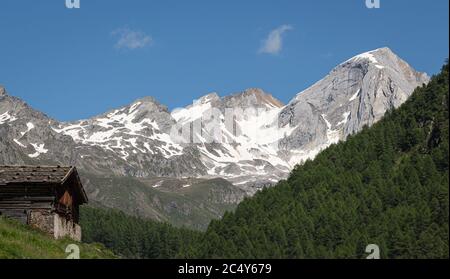 Vista panoramica della valle alpina Pfossental Südtirol (Val fosse, Alto Adige) con le montagne Hochweisse e Hochwilde nel parco nazionale 'Texelgruppe Foto Stock