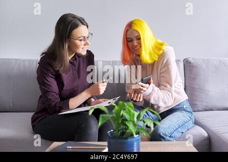 Ragazza teen che dà l'intervista al lavoratore sociale. Psicologo scolastico che parla con lo studente Foto Stock