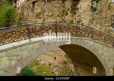 Ponte degli amanti pieno di lucchetti situato nella vecchia Tbilisi, quartiere storico nella capitale della Georgia Foto Stock