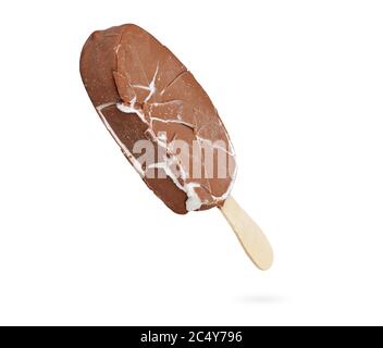 Cioccolato gelato ai funghi fuso danneggiato coperto isolato su sfondo bianco con percorso di ritaglio Foto Stock