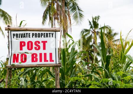 Un segno 'post no Bill' segna la terra privata sull'isola di Samal, Filippine Foto Stock