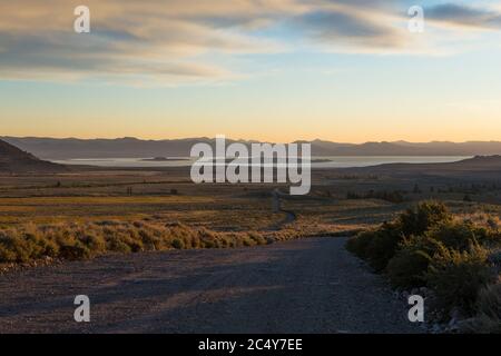 Alba con vista sul lago Mono sul bordo delle montagne orientali della Sierra Nevada Foto Stock