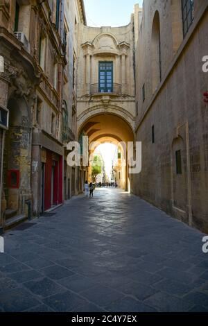 Old Theatre Street a la Valletta, Malta Foto Stock