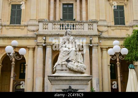 La statua della Regina Vittoria di fronte al Libray Nazionale a la Valletta, Malta Foto Stock