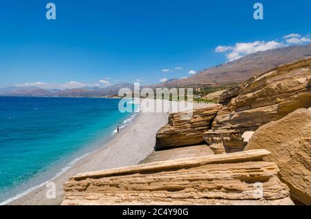 La lunga spiaggia sabbiosa di Triopetra, nel sud di Creta. La spiaggia prende il nome dalle tre rocce del mare. Foto Stock