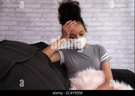 Femmina adolescente che soffre di una depressione, durante la pandemia,. Tensione e stress, concetto di sonnolenza. Foto Stock