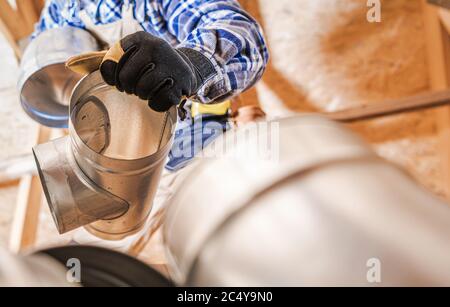 Primo piano dei raccordi dei tubi dei lavoratori HVAC del sistema di ventilazione dell'aria. Foto Stock