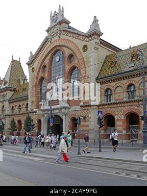 Budapest, Ungheria - 13 Luglio 2015: gli acquirenti nella parte anteriore del Mercato Centrale in Piazza Fovam a Budapest, Ungheria. Foto Stock