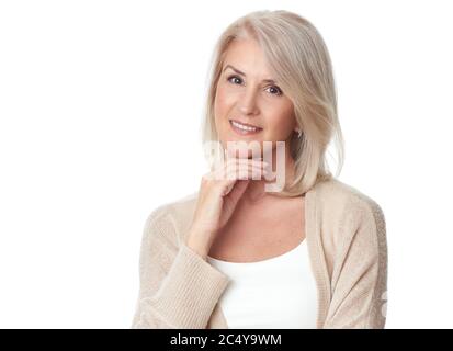 Sorridente ritratto di donna bionda senior. Isolato su bianco Foto Stock