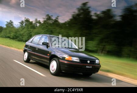 1991 Vauxhall Astra si in fase di test al Millbrook Proving Ground Bedfordshire UK Foto Stock