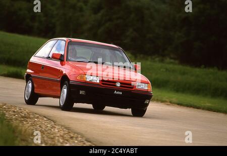 1991 Vauxhall Astra è in fase di test al Millbrook Proving Ground Bedfordshire UK Foto Stock