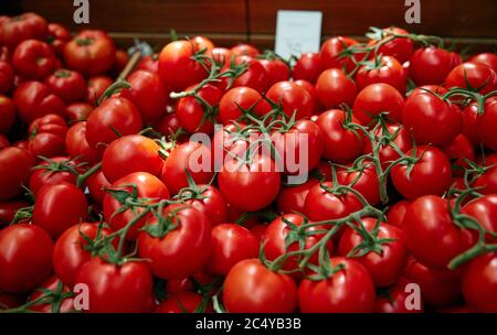 Pomodori belli (pomodori Baku). Prodotti nel mercato orientale. bazaar Foto Stock