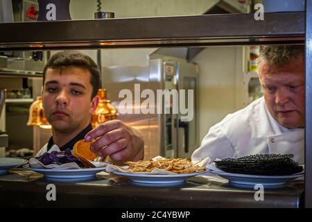 Michelin Star Chef Loic le Bail nella cucina dell'Hotel Brittany and Spa, Morlaix-Roscoff, Francia Foto Stock