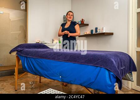 La terapista Axelle Melenec è in piedi accanto a un lettino da massaggio appena preparato nell'area spa dell'Hotel Brittany & Spa a Roscoff, Bretagna, Francia. Foto Stock