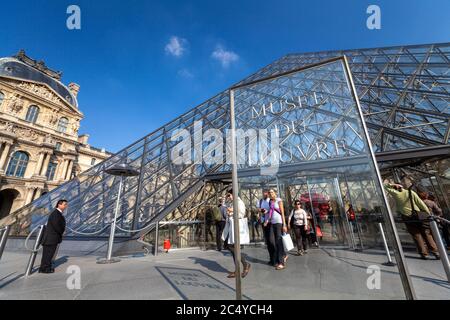 Persone che lasciano la Piramide di vetro del Museo del Louvre, Parigi Foto Stock