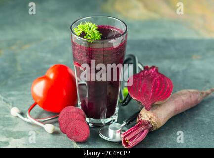 Succo di barbabietole fresco e sano, buono per l'hart e la pressione sanguigna Foto Stock