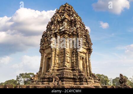 Bakong Prasat tempio nel complesso Angkor Wat a Siem Reap, Cambogia in una giornata estiva Foto Stock