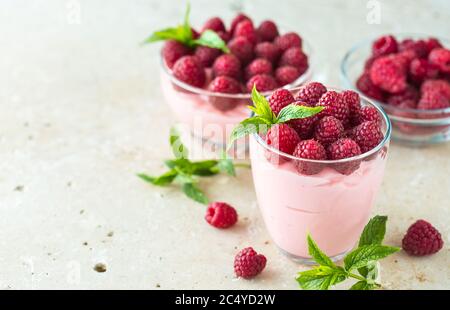 Dessert al lampone nel recipiente di vetro Foto Stock