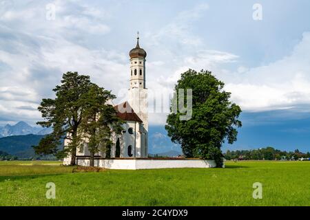 Una vista sulla storica chiesa di San Colomano a Schwangau, nella Baviera meridionale Foto Stock