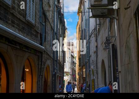 I turisti camminano lungo una stretta strada di negozi nell'antica zona del Palazzo di Diocleziano di Spalato, Croazia. Foto Stock