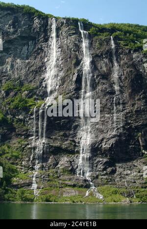 Sette Sorelle cascata, dei sju systrene, Knivsflåfossen, Geiranger fiordo, Norvegia, Scandinavia, Europa, Patrimonio dell'Umanità dell'UNESCO Foto Stock