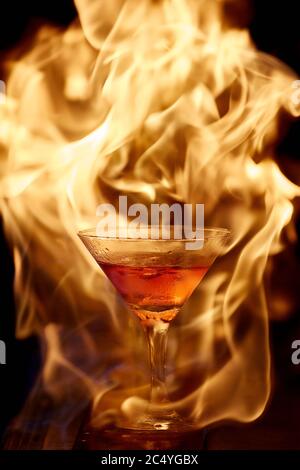 cocktail al fuoco. cocktail fiery. caminetto al bar Foto Stock