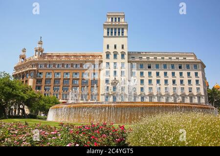 Bella fontana e giardini nel centro della città, nel centro della zona, Placa de Catalunya o Catalonia Square, Barcellona, Spagna. Foto Stock