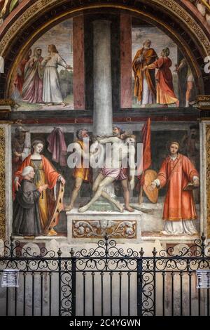 Italia Lombardia Milano - Chiesa di San Maurizio al Monastero maggiore - Cappella di santa Caterina D'Alessandria - inginocchiata con Santa Caterina che tiene una mano sulla spalla Foto Stock