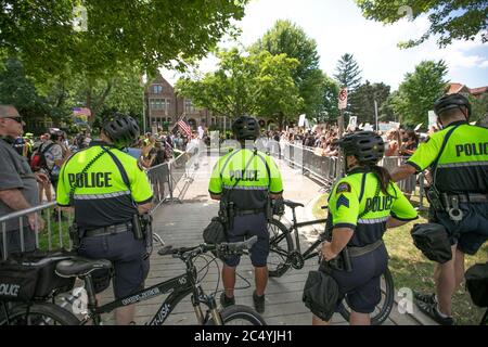 27 giugno 2020: Gli ufficiali di polizia di St. Paul guardano mentre due gruppi di opposizione urlano e gridano l'uno contro l'altro di fronte alla Governors Mansion a St. Paul, Minnesota. I sostenitori delle forze dell'ordine sono venuti a esprimere la loro opinione e il loro sostegno alla polizia in tutto il paese. Sono stati incontrati con i contromanifestanti e sono stati ampiamente sopravumerati il 27 giugno 2020. (Immagine di credito: © Chris JuhnZUMA Wire) Foto Stock