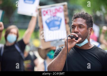 27 giugno 2020: Un attivista di Twin Cities parla con la folla di altri che si oppose a un raduno a sostegno dell'applicazione della legge di fronte alla Governors Mansion a St. Paul, Minnesota, il 26 giugno 2020. (Immagine di credito: © Chris JuhnZUMA Wire) Foto Stock