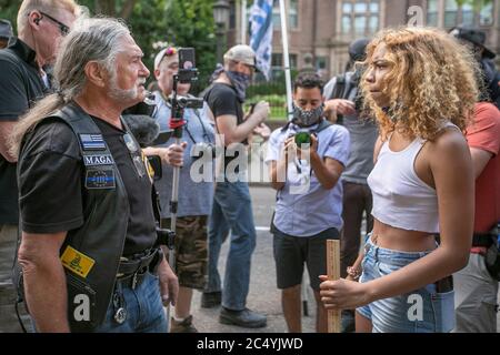 27 giugno 2020: Una donna e un uomo di gruppi opposti si stanno a vicenda dopo aver discusso durante una protesta a sostegno della polizia e una controricorrente guidata da attivisti di Twin Cities. Di fronte alla residenza dei Governatori a Saint Paul, Minnesota, il 27 giugno 2020. (Immagine di credito: © Chris JuhnZUMA Wire) Foto Stock