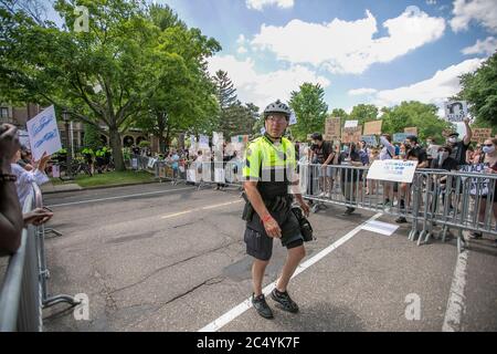 27 giugno 2020: Un poliziotto cammina all'interno della barriera tra due gruppi di opposizione. Sostenitori della polizia che sono venuti a esprimere la loro opinione e il loro sostegno alla polizia in tutto il paese. Sono stati incontrati con i contromanifestanti e sono stati ampiamente sopravumerati il 27 giugno 2020. (Immagine di credito: © Chris JuhnZUMA Wire) Foto Stock
