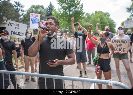 27 giugno 2020: Un attivista di Twin Cities parla con la folla di altri che si oppose a un raduno a sostegno dell'applicazione della legge di fronte alla Governors Mansion a St. Paul, Minnesota, il 26 giugno 2020. (Immagine di credito: © Chris JuhnZUMA Wire) Foto Stock