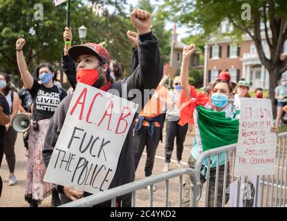 27 giugno 2020: I contromanifestanti tengono i loro pugni in aria in festa dopo che i sostenitori della polizia e della polizia hanno lasciato un rally davanti alla Mansion dei Governatori a St. Paul, Minnesota. I sostenitori delle forze dell'ordine sono venuti a esprimere la loro opinione e il loro sostegno alla polizia in tutto il paese. Sono stati incontrati con i contromanifestanti e sono stati ampiamente sopravumerati il 27 giugno 2020. (Immagine di credito: © Chris JuhnZUMA Wire) Foto Stock