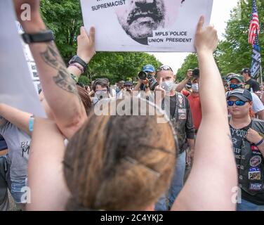 27 giugno 2020: Un sostenitore della polizia dà un dito medio al fotografo o al controprestore di fronte alla Governors Mansion a St. Paul, Minnesota, il 27 giugno 2020. Sostenitori della polizia che sono venuti a esprimere la loro opinione e il loro sostegno. Sono stati incontrati con i contromanifestanti e sono stati notevolmente sopravumerati (immagine di credito: © Chris JuhnZUMA Wire) Foto Stock