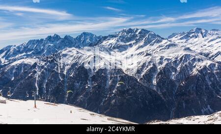 Parapendio sulle Alpi con scogliere di montagna coperte di neve a Karnten Austria. Foto Stock