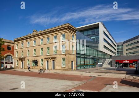 Ashton-under-Lyne centro città Tameside un edificio per uffici che mescola vecchio ufficio in pietra arenaria con architettura moderna e contemporanea Foto Stock