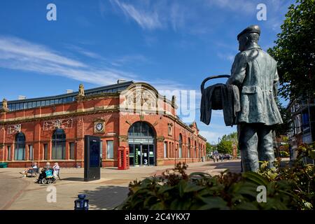 Ashton-under-Lyne centro città a tameside GTR Manchester Ashton mercato Hall in Piazza del mercato Uncle John the Pie Man statua di John Harrison Foto Stock