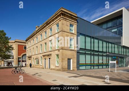 Ashton-under-Lyne centro città Tameside un edificio per uffici che mescola vecchio ufficio in pietra arenaria con architettura moderna e contemporanea Foto Stock