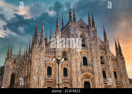 Duomo di Milano (Duomo di Milano) in Italia. La Cattedrale di Milano è la più grande chiesa d'Italia e la terza più grande del mondo ed è un famoso touri Foto Stock
