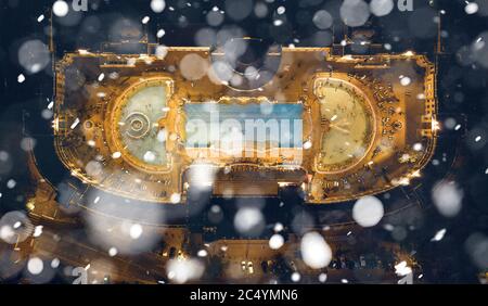 Bagni termali Szechenyi a Budapest. Vista aerea di illuminato. Nevicate sta arrivando in città Foto Stock