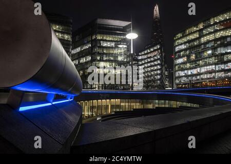 moderni uffici di notte Foto Stock
