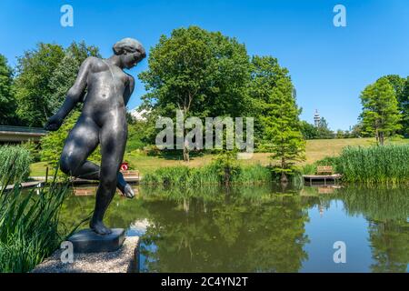 Il Grugapark, Essen, giardino botanico, parco per il tempo libero e locali, Waldsee, opere d'arte Große Badende, NRW, Germania Foto Stock