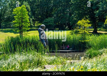 Il Grugapark, Essen, giardino botanico, parco per il tempo libero e locali, Waldsee, opere d'arte Große Badende, NRW, Germania Foto Stock