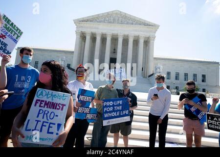 Washington, DC, Stati Uniti. 29 Giugno 2020. Gli attivisti di Pro-Life si radunano fuori dalla Corte Suprema degli Stati Uniti a Washington, DC, Stati Uniti, lunedì 29 giugno 2020. La Corte ha emesso una sentenza del 5-4 che blocca una legge restrittiva sull'aborto in Louisiana lunedì mattina. Credit: Stefani Reynolds/CNP | Usage worldwide Credit: dpa/Alamy Live News Foto Stock